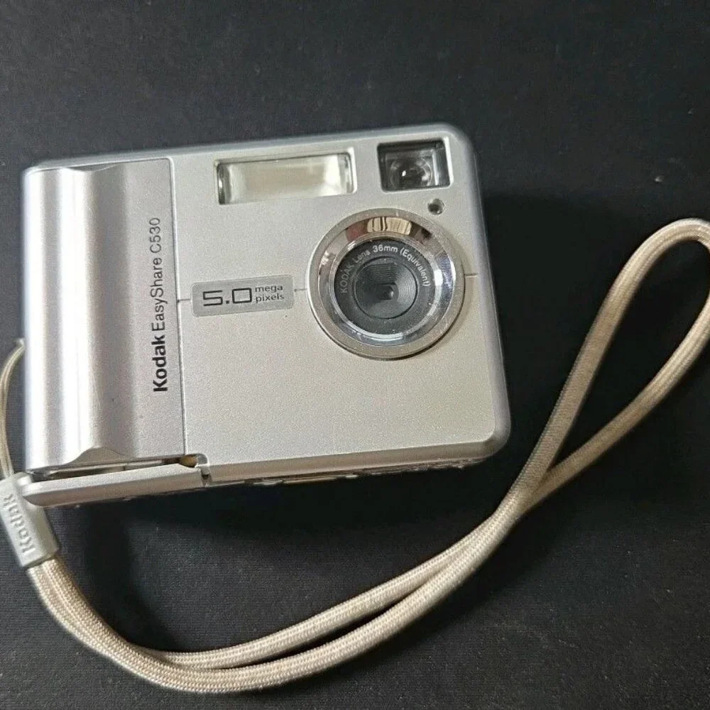 Kodak Digital Camera EasyShare C530 5.0MP Silver Tested (Broken Battery Door)